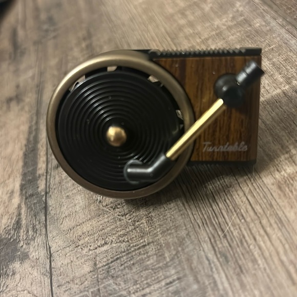 Spinning turntable car air freshener - Picture 1 of 5